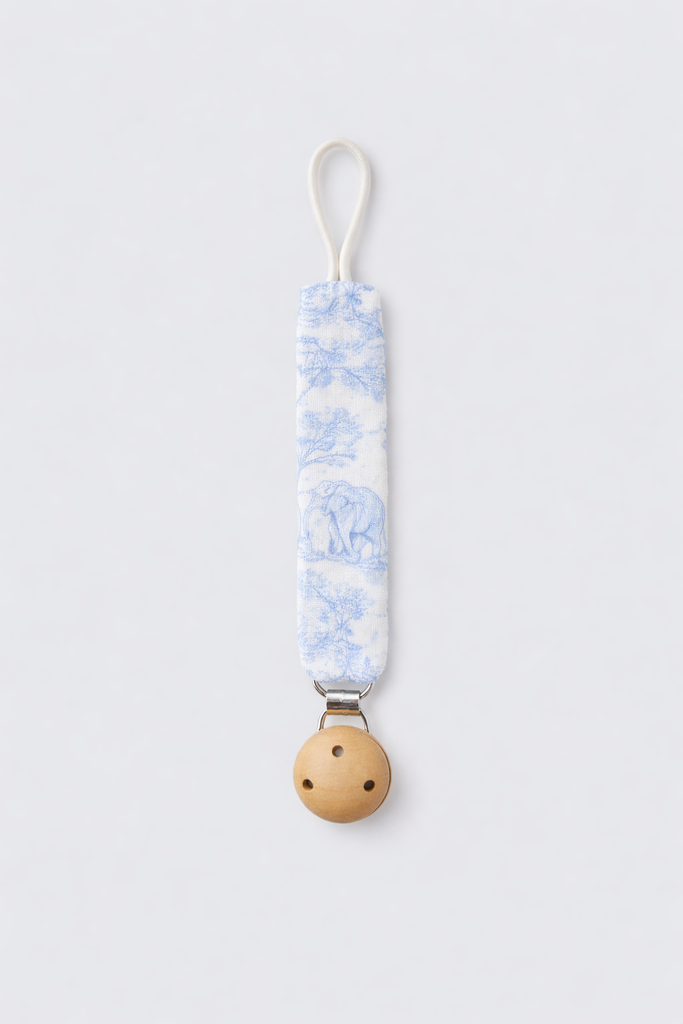 Attache-tétine - Toile de Jouy, coloris bleu – cadeau de naissance personnalisé Nid d'Amour Paris