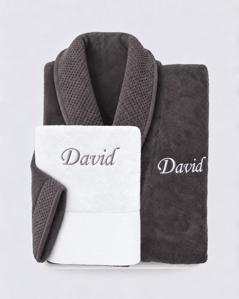 Peignoir col châle anthracite et serviette de toilette blanche brodés David